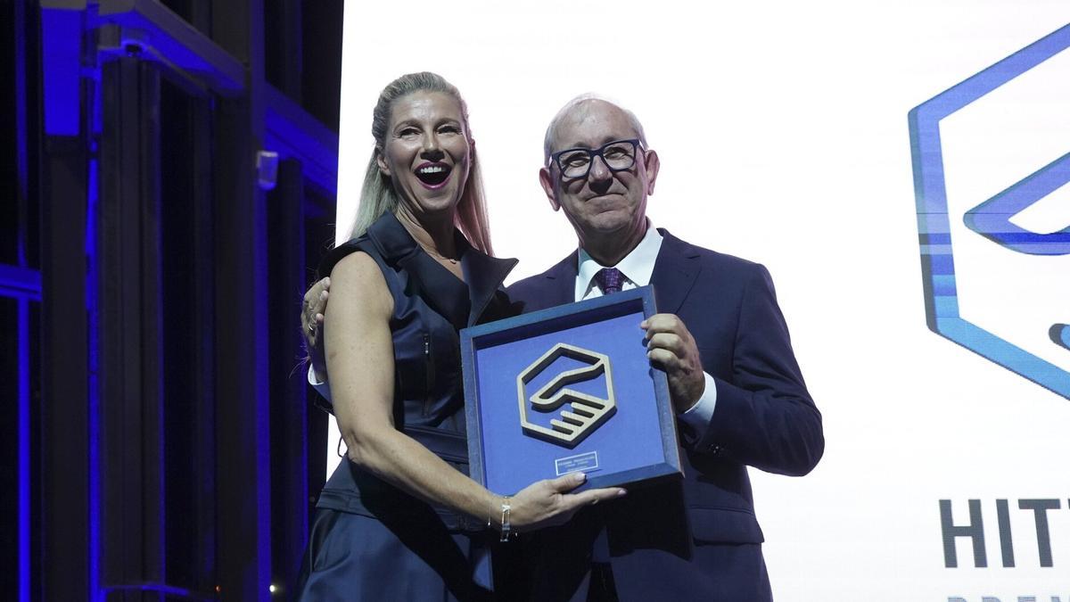 Anne Igartiburu, sorprendida con el reconocimiento 'Hitza' en la gala de los Hitz Sariak 2025