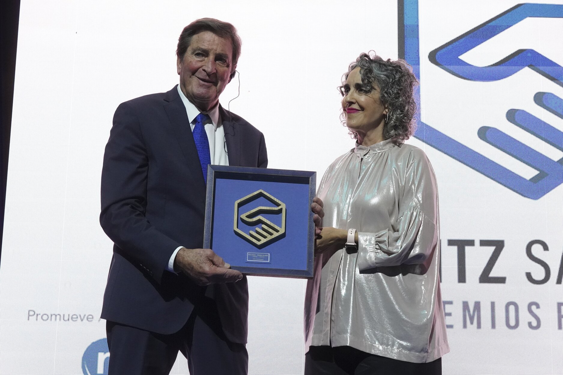 John Garamendi recibió el premio a la 'Influencia' de manos de la vicelehendakari Ibone Bengoetxea. Miguel Acera