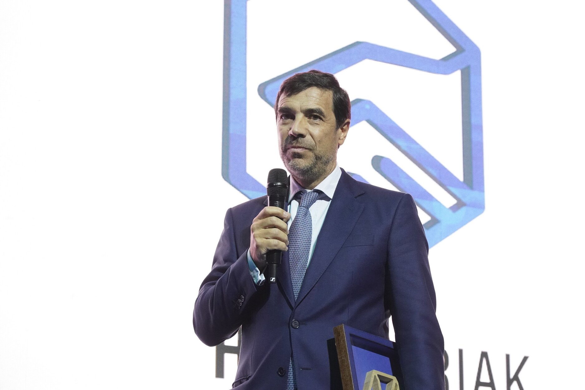 Antón Arriola, presidente de Kutxabank, brindó el reconocimiento a las 'Raíces' a Kepa Junkera. Miguel Acera