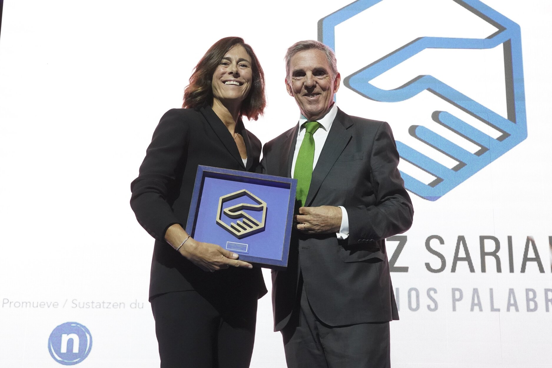 Asís Canales otorgó el premio al 'Esfuerzo' a Edurne Pasaban. Miguel Acera